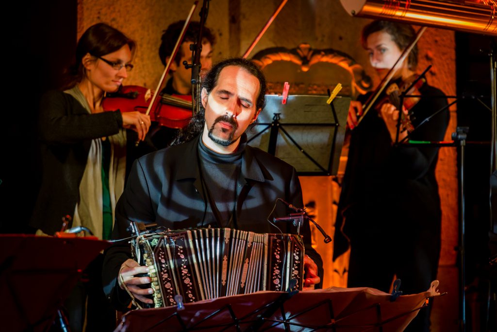 Korey Ireland spielt Bandoneon.